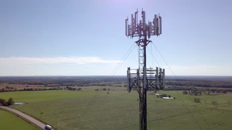 torre de telefonía celular rural en el medio de la nada con actualizaciones de tecnología 5g necesarias video de stock por imágenes de drones aéreos 3