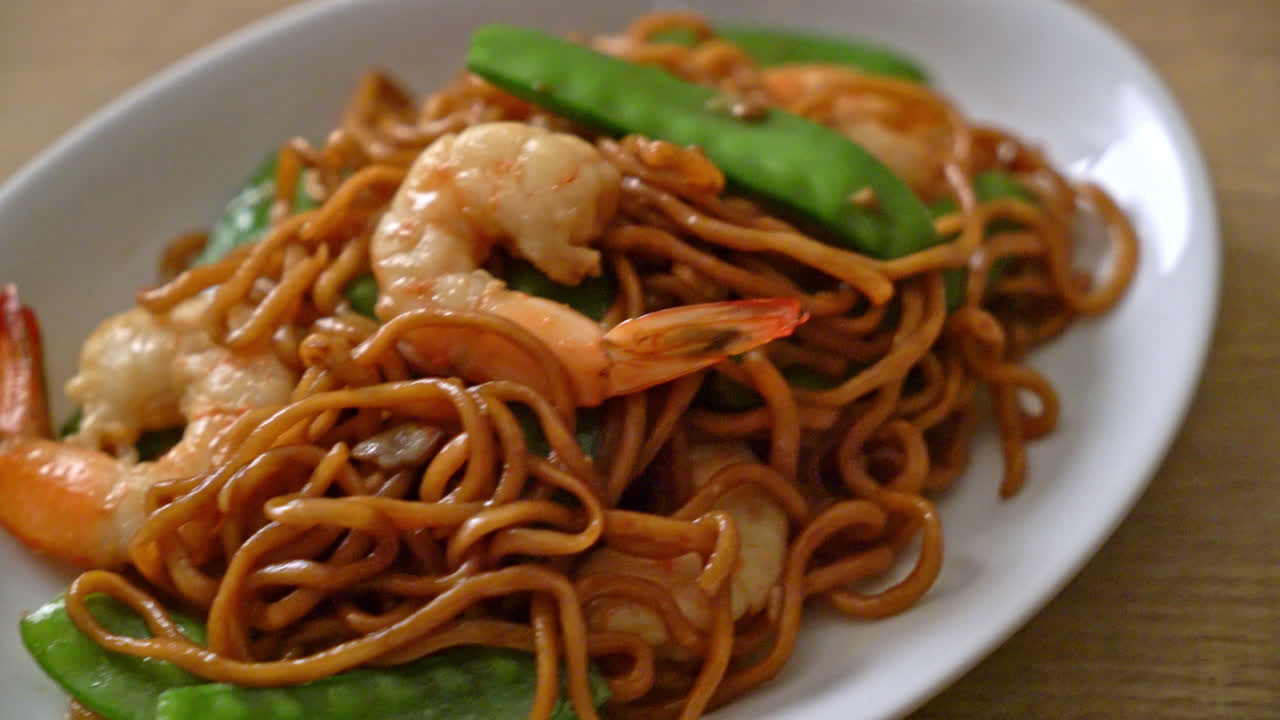 Mi yakisoba goreng dengan kacang polong dan udang - Gaya makanan Asia