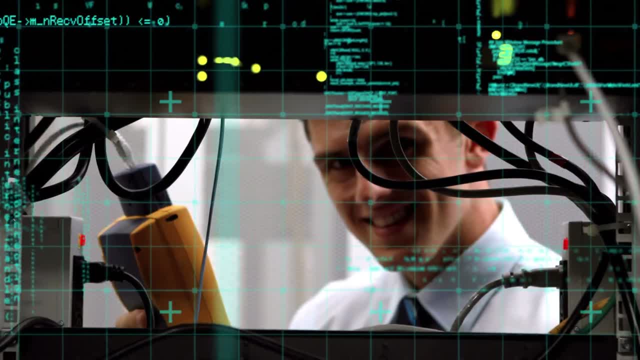 animación del procesamiento de datos sobre el hombre caucásico en la sala de servidores