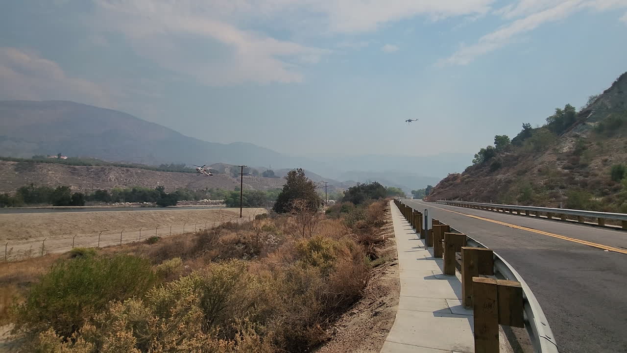 helicópteros de rescate en vuelo cerca de la zona de incendios de fairview en hemet, california, ee.uu.