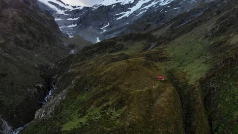 Isoliertes-Haus-In-Atemberaubender-Neuseeländischer-Berglandschaft---Luftaufnahme