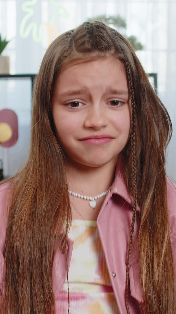 Bambina triste e depressa a casa, appare pensierosa per insuccessi nello studio, nei test, negli esami, sentendosi male, infastidita e con esaurimento.