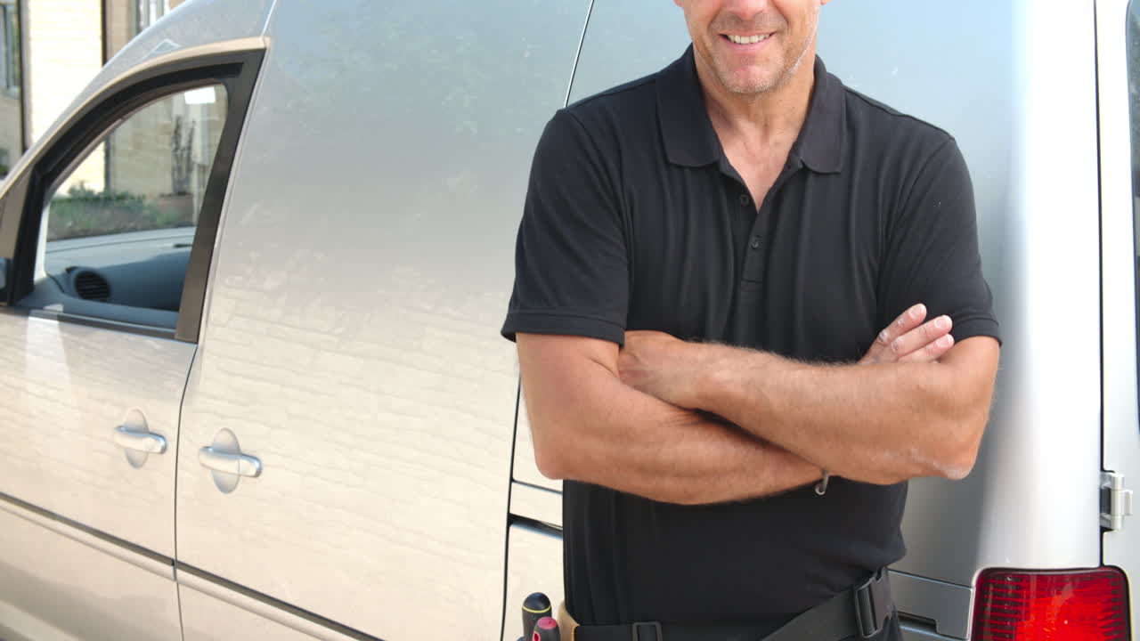 그의 밴 앞에 있는 중년 상인, 총을  ⁇ 고