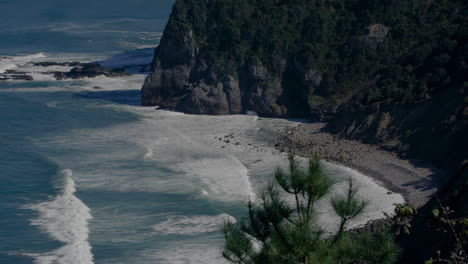 las olas rompen a lo largo de la pintoresca playa y los acantilados de la costa de vizcaya de españa