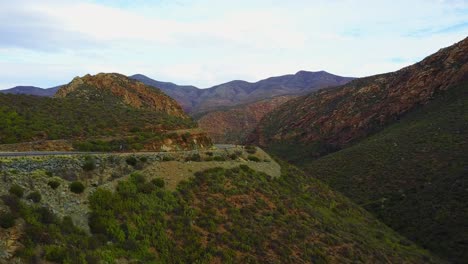 Luftaufnahme-Einer-Straße,-Die-Sich-Durch-Die-Berge-In-Südafrika-Schlängelt