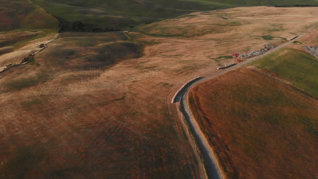 언덕이 많은 시골 발 도르시아, 투스카니, 이탈리아의 공중 샷