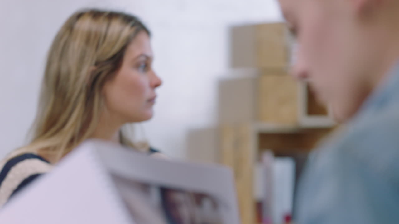 mulheres de negócios profissionais a fazer brainstorming, a ler documentos corporativos, a partilhar ideias na sala de reuniões.