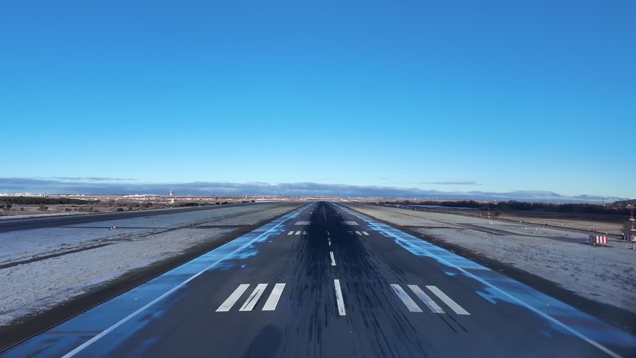 Urutan lengkap, perspektif Pilot FPV dari pendekatan dan pendaratan di Madrid setelah hujan salju, dengan bayangan jet di runweay. Hyperlapse x4