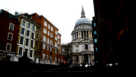 Walking-towards-St.-Paul's-Cathedral,-London,-United-Kingdon