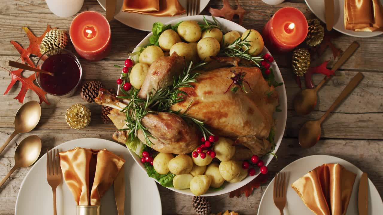 video de bandeja con pavo asado y diversos platos en superficie de madera