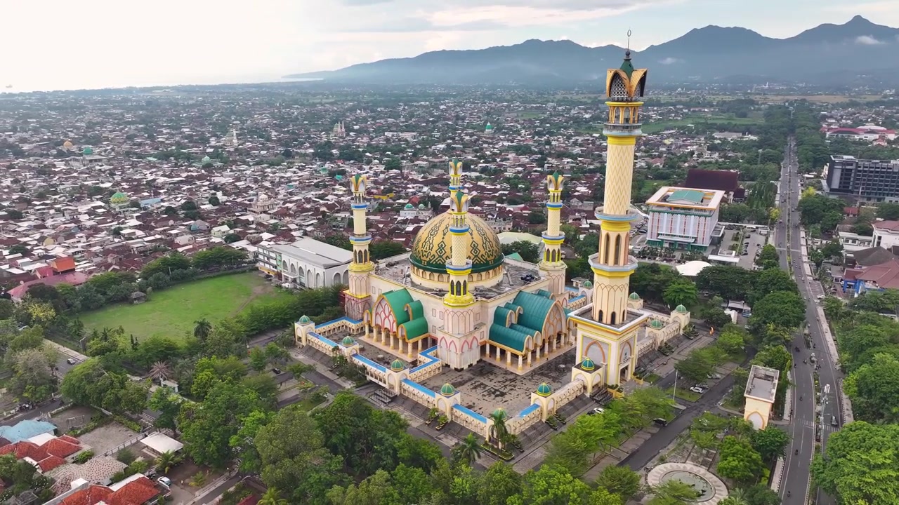 Pemandangan udara yang indah dari Islamic Center, Masjid Agung, dan pemandangan kota Mataram di Lombok, Indonesia.
