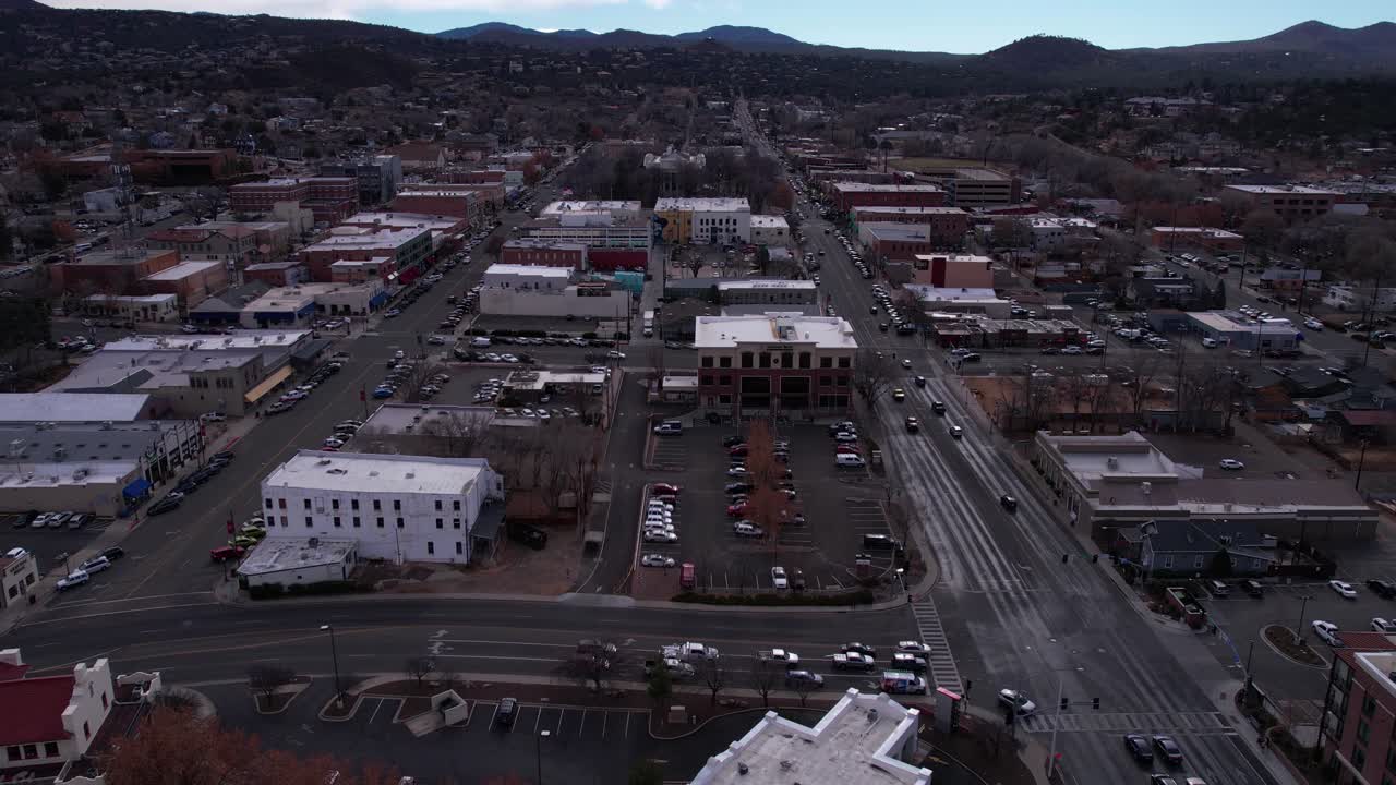 Prescott, Arizona, USA, ripresa con drone di edifici del centro e traffico stradale