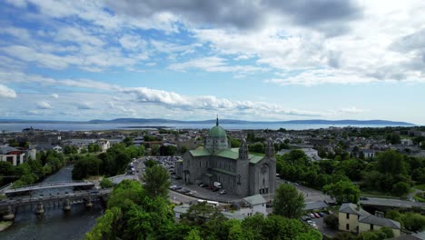 Ciudad-De-Galway-Con-Su-Catedral-Y-Bahía-Marina-Al-Fondo,-Irlanda