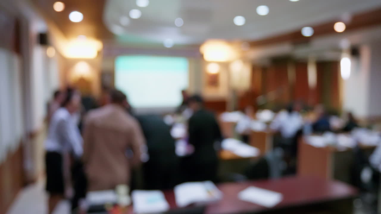 gente borrosa trabajo en equipo y planificación con lluvia de ideas borrosa sala de reuniones en la oficina