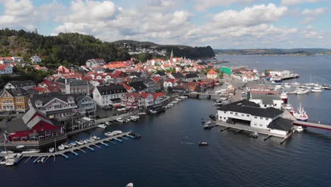 hermosa ciudad costera de kragero, telemark, noruega - antena sobre marina