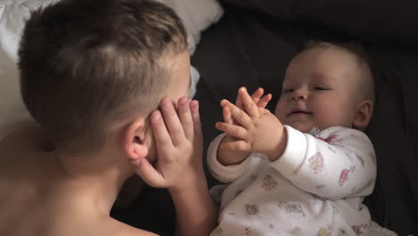 Kleiner-Junge-Mit-Seiner-Kleinen-Schwester