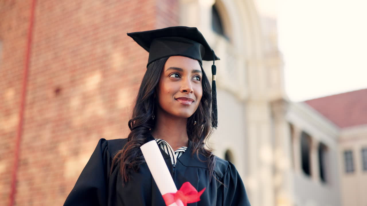 mujer feliz, estudiante y graduada pensando