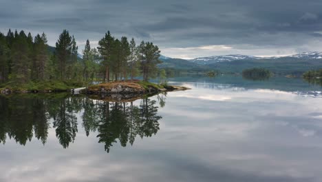 Una-Vista-Encantadora-Del-Lago-Avan