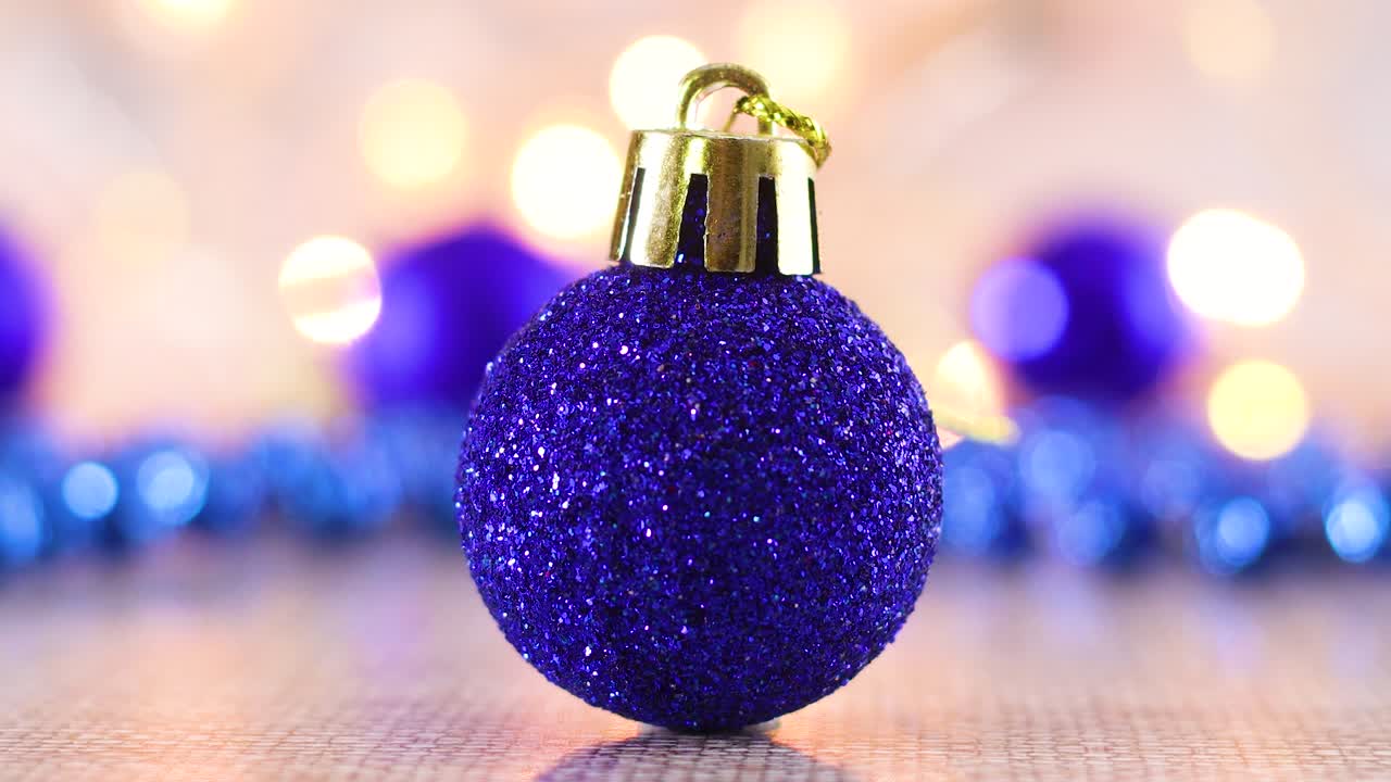 ornamento navideño azul brillante en tema ligero con luces parpadeantes