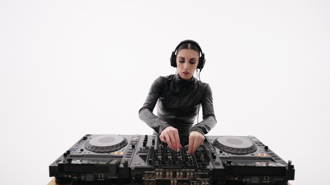 mujer dj mezclando música