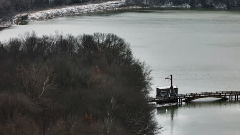 Puente-De-Hormigón-Con-Grúa-En-El-Lago-Sequoyah-Durante-El-Invierno-En-Arkansas,-EE.UU.