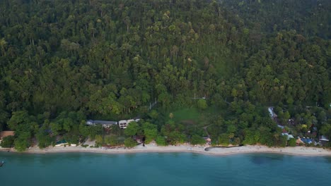 Langer-Schmaler-Sandstrand-Hinter-Dschungel-Und-Bergen