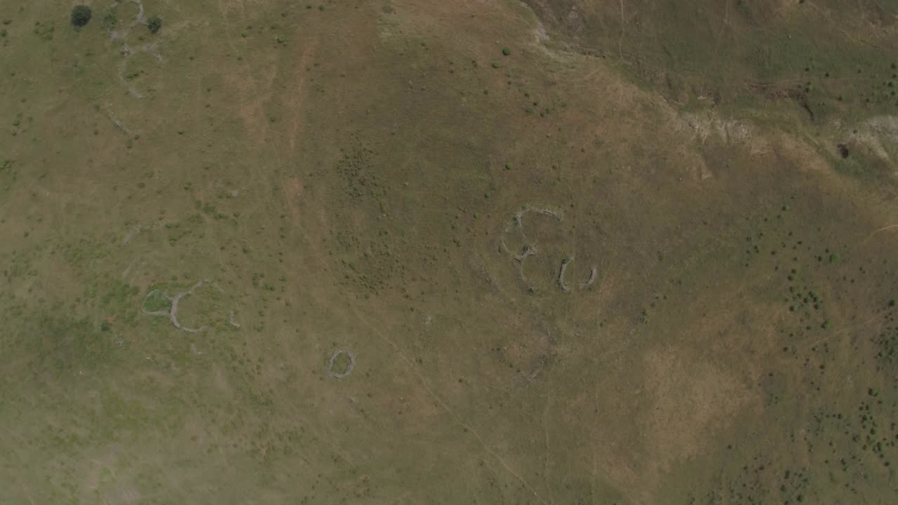 una antigua estructura circular llamada kraal vista desde un vuelo de drones
