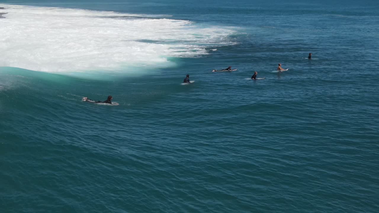 imágenes aéreas de surfistas pasando sobre las olas en jake's point, australia occidental