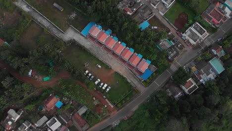 Vista-Aérea-De-Pájaro-Sobre-Coloridas-Casas-Gemelas-Idénticas-En-Un-Entorno-Natural-Barrio-Con-árboles-Verdes-Alrededor-Del-Concepto-De-Viaje