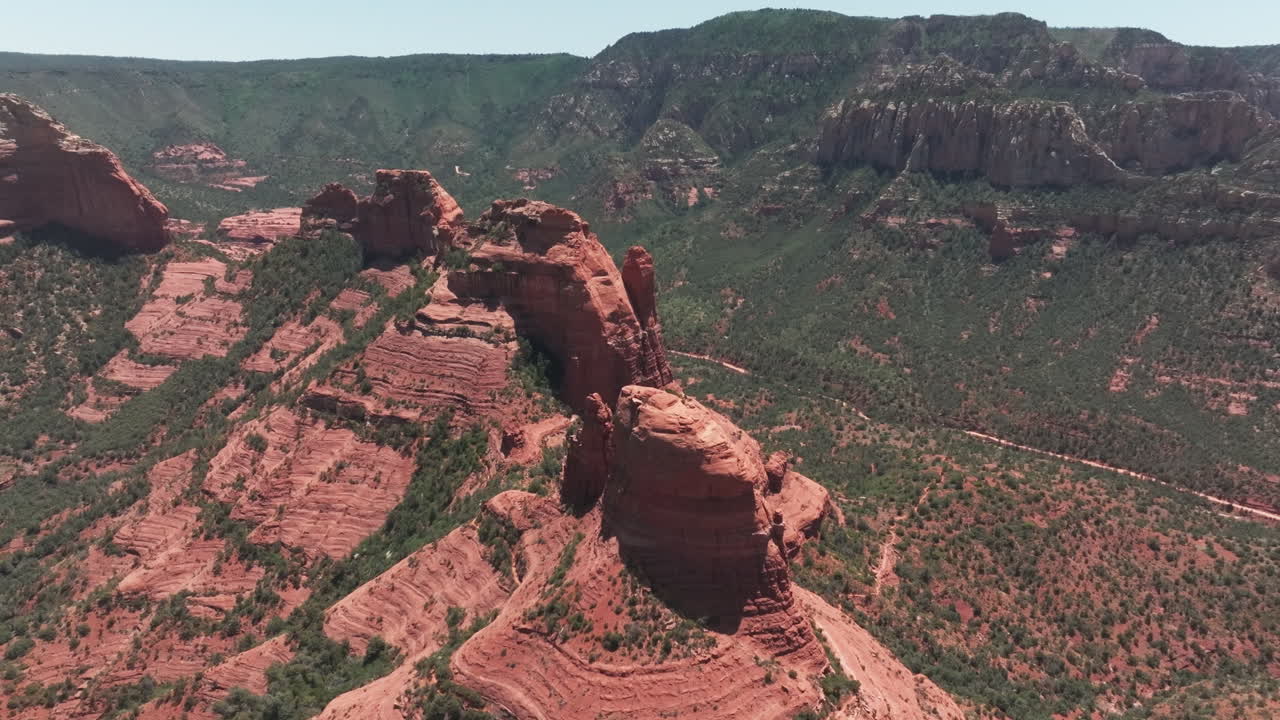 la cámara vuela hacia arriba y sobre la formación de roca roja única en sedona, az