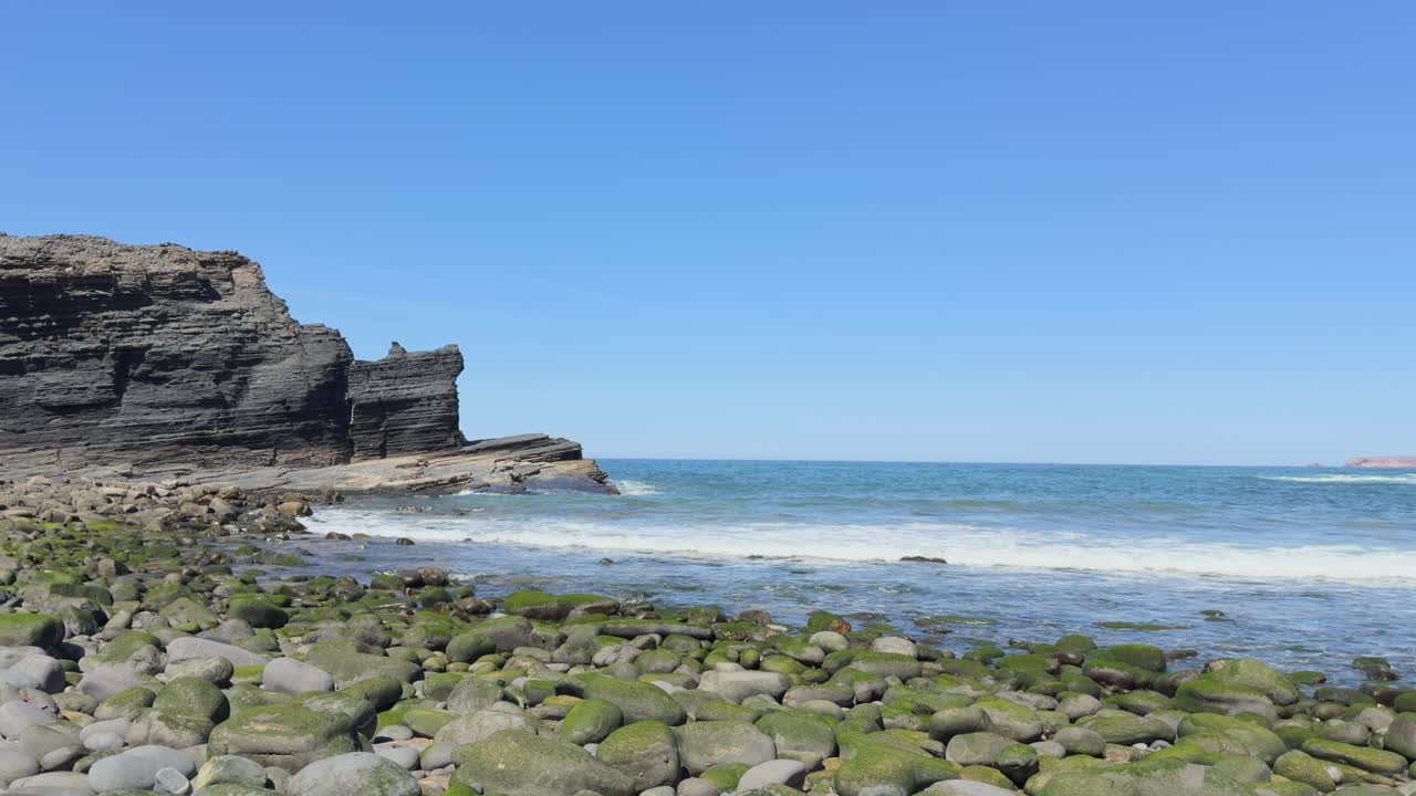 葡萄牙阿尔加维，隐秘海湾，绿色圆形岩石和大型海蚀柱。