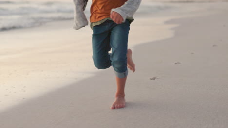 viajes, vacaciones y primer plano de un niño corriendo