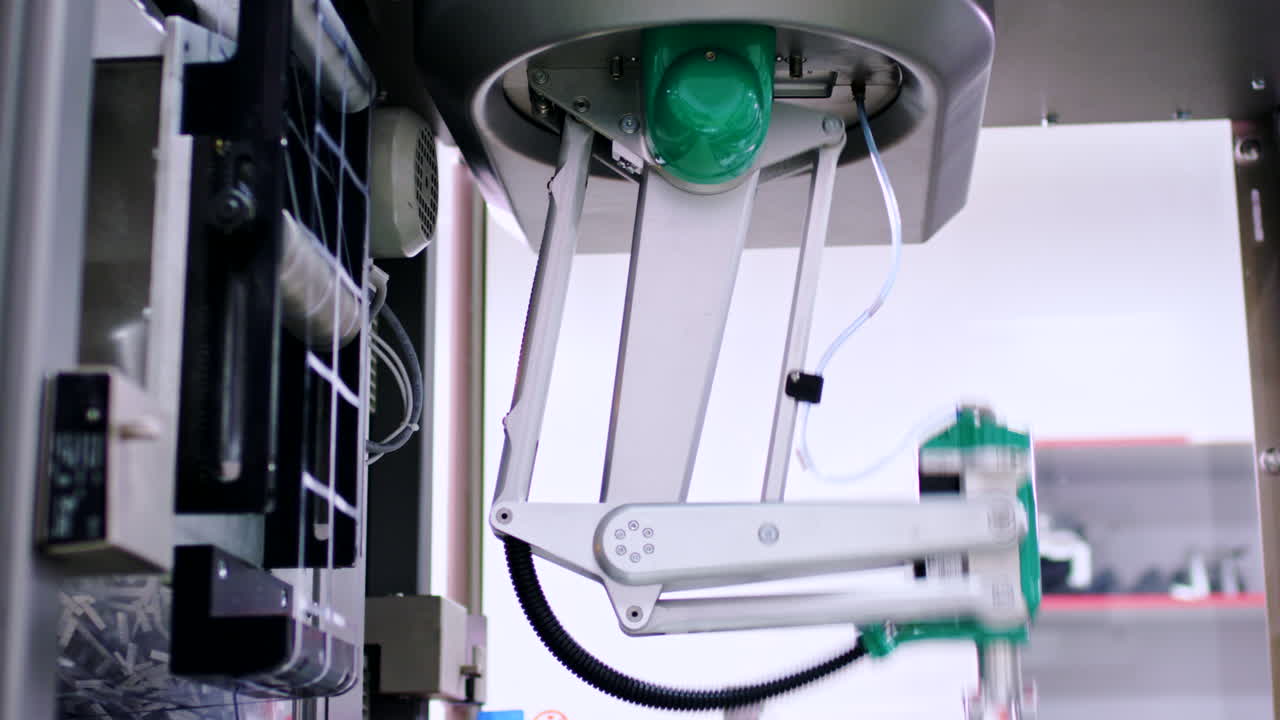 máquina de fabricación automatizada. línea de envasado en una planta farmacéutica