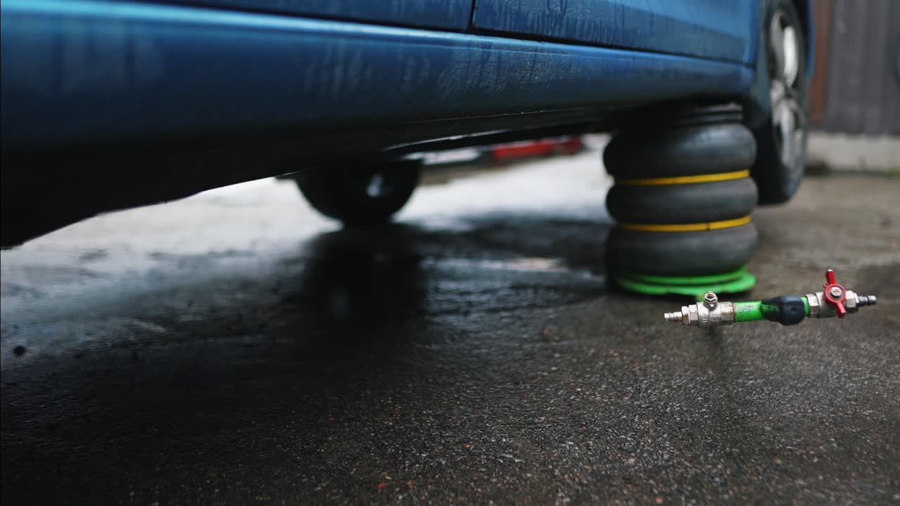 차고에서 자동차 수리 및 유지보수