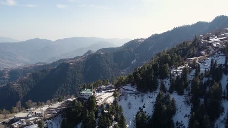 Snowy-mountain-peaks-in-Ayubia-National-Park,-Nathya-Gali,-Pakistan,-in-the-evening