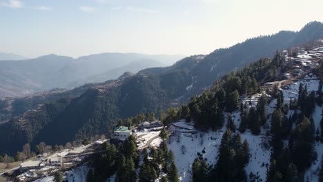 las cimas nevadas de las montañas en el parque nacional de ayubia, nathya gali, pakistán, por la noche