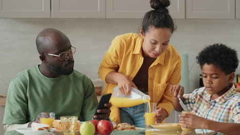 Kleiner-Afroamerikanischer-Junge,-Der-Mit-Seinen-Eltern-Beim-Frühstück-Zu-Hause-Spricht