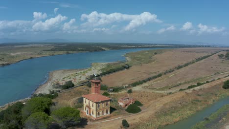 bosque de pinos verdes y costa costera de sabana de playa en el parque nacional maremma en toscana, italia con un delta del río y cielo azul de nubes y árboles en forma de paraguas