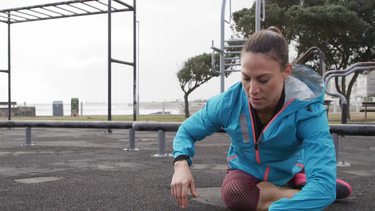 mujer caucásica deportiva haciendo ejercicio en un gimnasio al aire libre durante el día