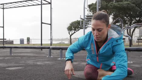 mujer caucásica deportiva haciendo ejercicio en un gimnasio al aire libre durante el día