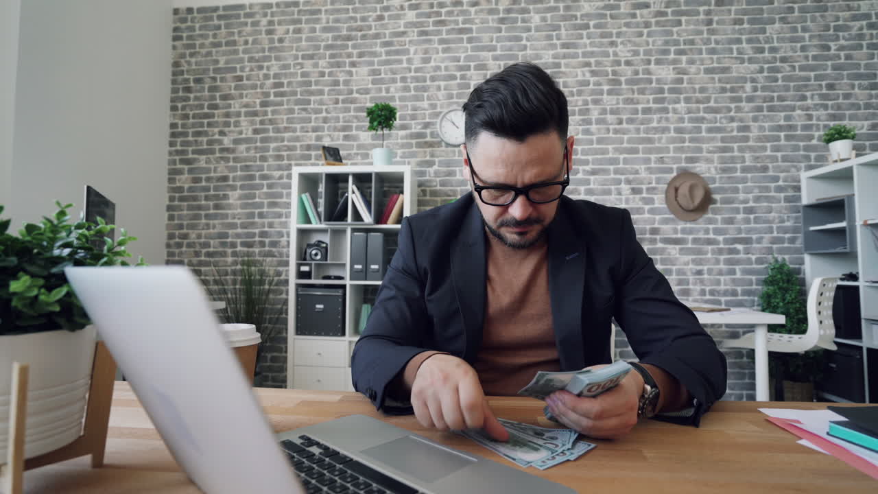 Hombre contando dinero en la oficina