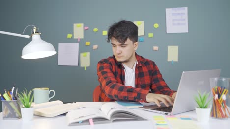 Männlicher-Student-Erhält-Gute-Nachrichten-Am-Telefon.