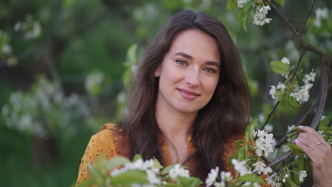 Mujer-Tierna-E-Inocente-En-Un-Jardín-Floreciente-Retrato-De-Una-Bella-Dama-En-Un-Huerto-En-Primavera