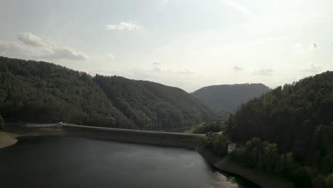 Toma-Escénica-De-Drones-De-Un-Hermoso-Lago-Al-Atardecer-En-El-Parque-Nacional-De-Harz,-Alemania,-Europa