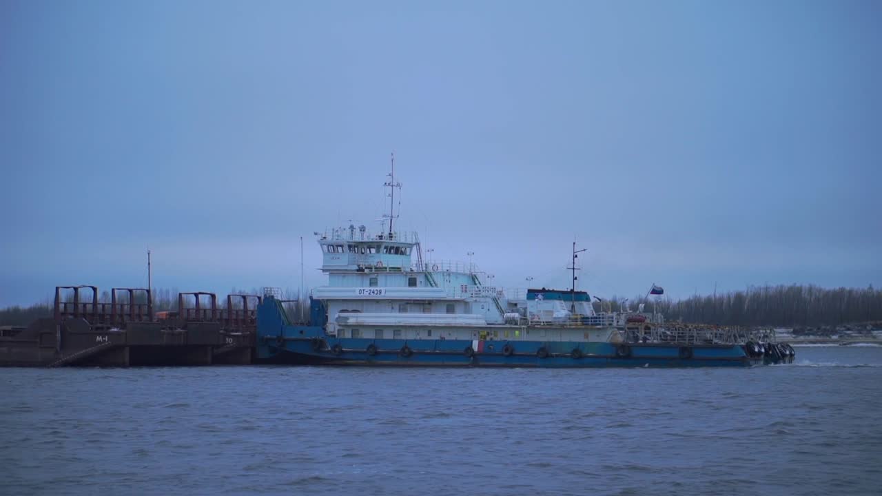 remolcador y barcaza en un río en invierno