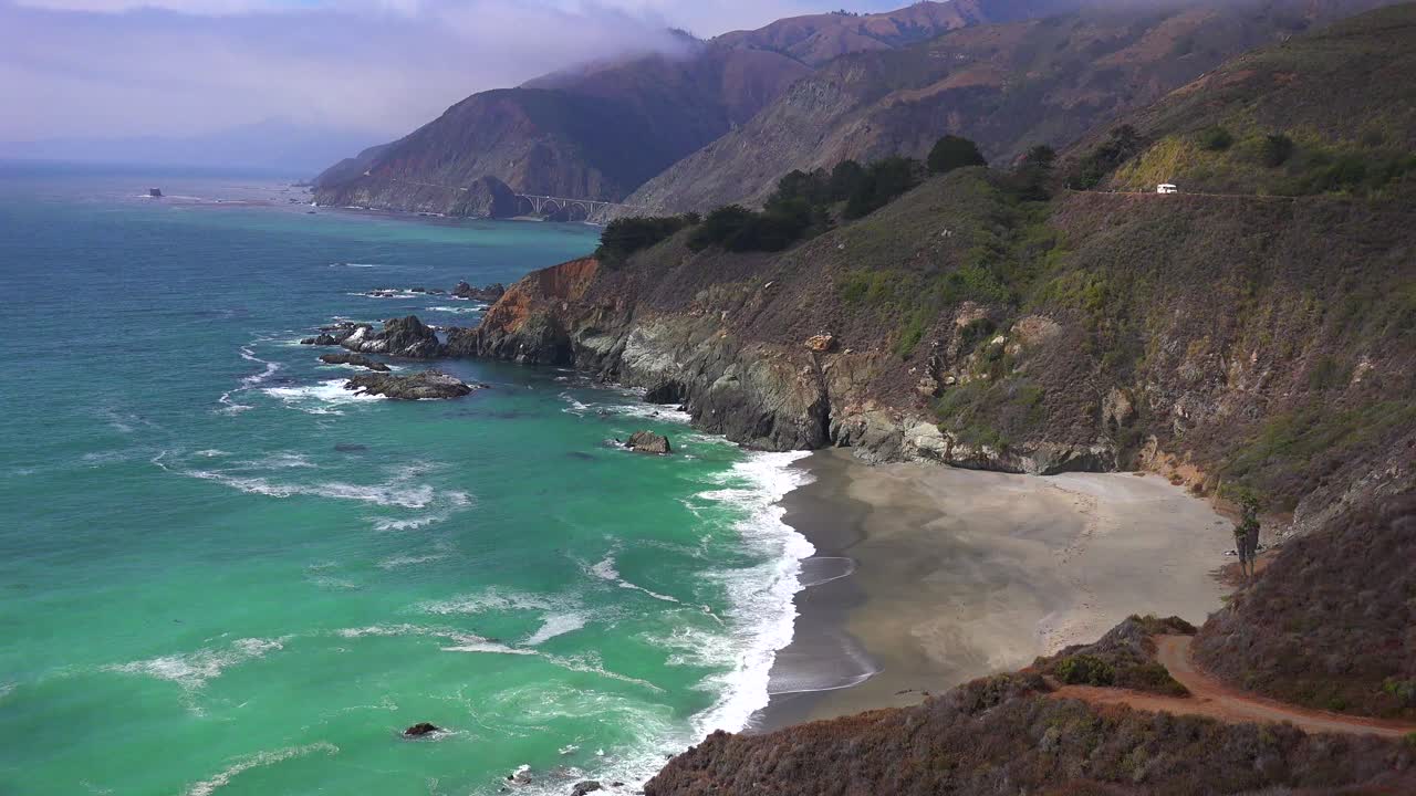 캘리포니아 1번 고속도로를 따라 험준한 해안선의 높은 각도