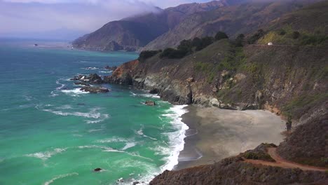 Un-Alto-ángulo-De-Vista-De-La-Escarpada-Costa-A-Lo-Largo-De-La-Autopista-Uno-De-California-2