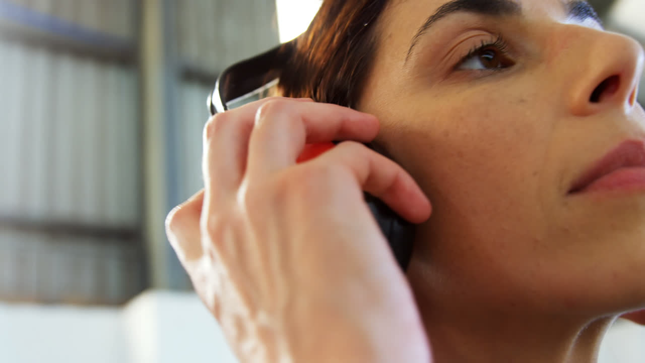 trabajador con gorra para los oídos