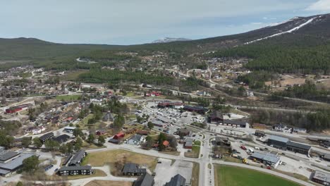 dombaas noruega - vista aérea de alto ángulo del centro de la ciudad y las carreteras