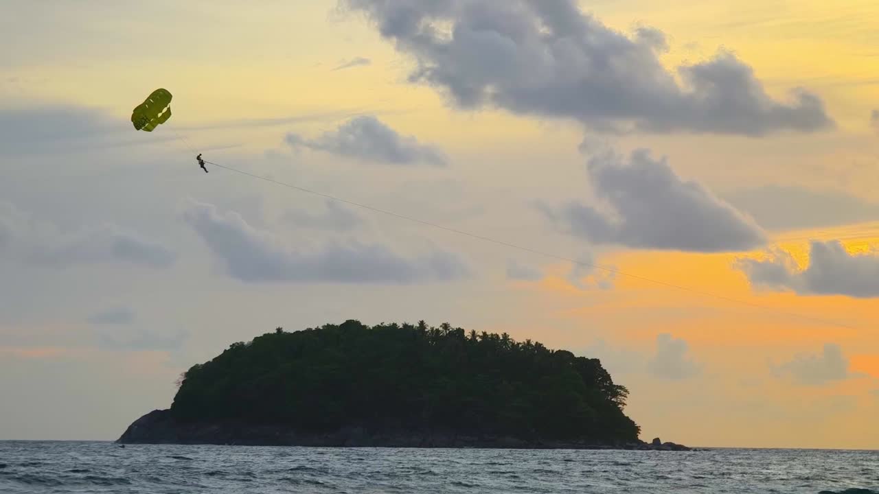 열대 섬 위 의 일몰 패러세일링